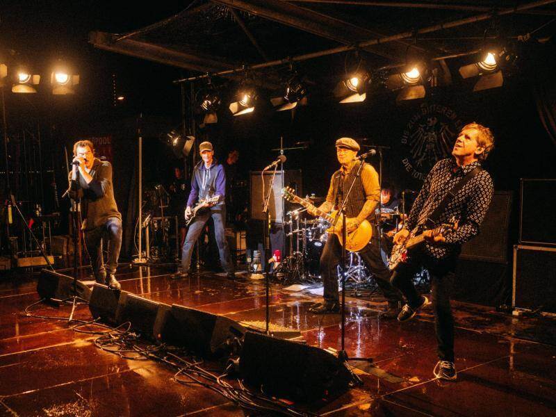 Die Toten Hosen spielen Überraschungskonzert - Show-Biz ...