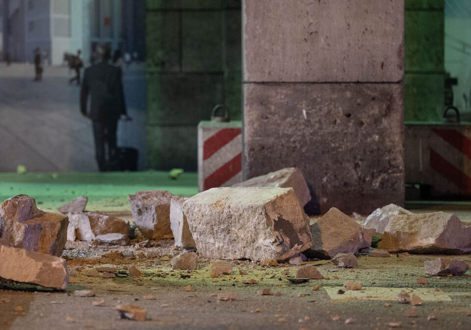 Schaden an Fassade des Stuttgarter Hauptbahnhofs