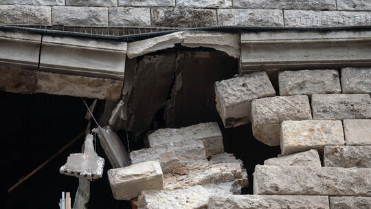 Schaden an Fassade des Stuttgarter Hauptbahnhofs