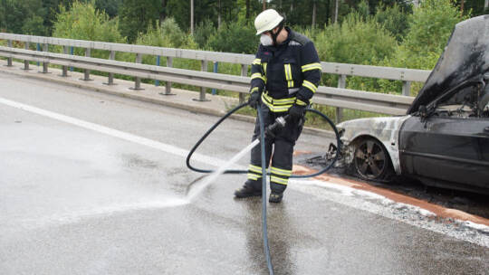 Friolzheim: Pkw in Vollbrand - Feuerwehr im Einsatz