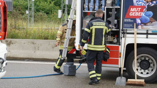 Friolzheim: Pkw in Vollbrand - Feuerwehr im Einsatz