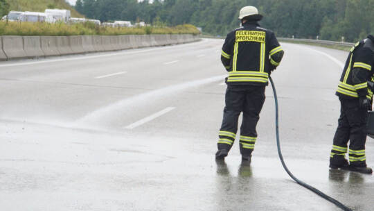 Friolzheim: Pkw in Vollbrand - Feuerwehr im Einsatz
