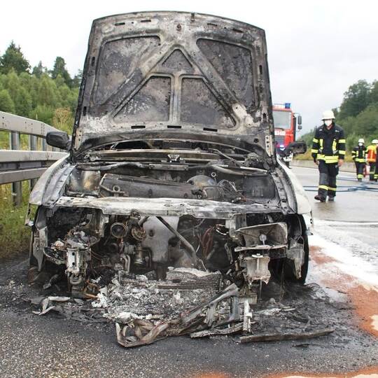 Friolzheim: Pkw in Vollbrand - Feuerwehr im Einsatz