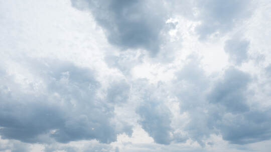 ciel nuageux gris sombre pluvieux menaçant pluie mauvias temps météo prévision dépression nuage