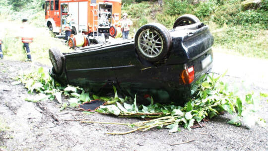 Neuenbuerg: Pkw kommt auf der Landesstrasse von der Fahrbahn ueberschlaegt sich und landet auf dem Dach - Feuerwehr im Einsatz