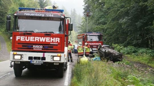 Neuenbuerg: Pkw kommt auf der Landesstrasse von der Fahrbahn ueberschlaegt sich und landet auf dem Dach - Feuerwehr im Einsatz