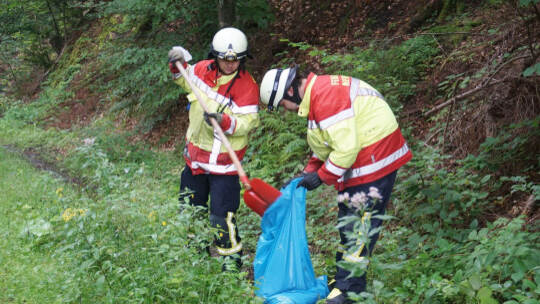 Neuenbuerg: Pkw kommt auf der Landesstrasse von der Fahrbahn ueberschlaegt sich und landet auf dem Dach - Feuerwehr im Einsatz
