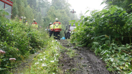 Neuenbuerg: Pkw kommt auf der Landesstrasse von der Fahrbahn ueberschlaegt sich und landet auf dem Dach - Feuerwehr im Einsatz