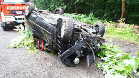 Neuenbuerg: Pkw kommt auf der Landesstrasse von der Fahrbahn ueberschlaegt sich und landet auf dem Dach - Feuerwehr im Einsatz