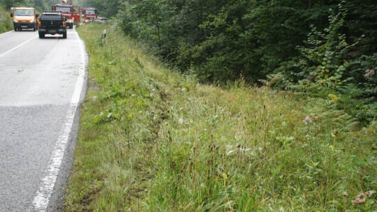 Neuenbuerg: Pkw kommt auf der Landesstrasse von der Fahrbahn ueberschlaegt sich und landet auf dem Dach - Feuerwehr im Einsatz