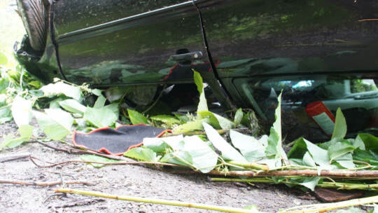 Neuenbuerg: Pkw kommt auf der Landesstrasse von der Fahrbahn ueberschlaegt sich und landet auf dem Dach - Feuerwehr im Einsatz