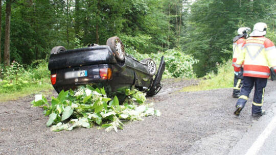 Neuenbuerg: Pkw kommt auf der Landesstrasse von der Fahrbahn ueberschlaegt sich und landet auf dem Dach - Feuerwehr im Einsatz