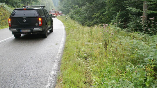 Neuenbuerg: Pkw kommt auf der Landesstrasse von der Fahrbahn ueberschlaegt sich und landet auf dem Dach - Feuerwehr im Einsatz