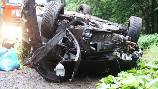 Neuenbuerg: Pkw kommt auf der Landesstrasse von der Fahrbahn ueberschlaegt sich und landet auf dem Dach - Feuerwehr im Einsatz
