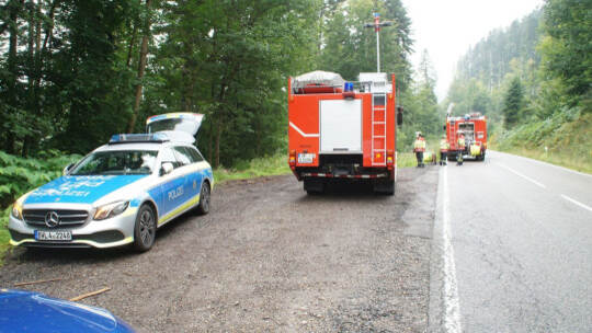 Neuenbuerg: Pkw kommt auf der Landesstrasse von der Fahrbahn ueberschlaegt sich und landet auf dem Dach - Feuerwehr im Einsatz