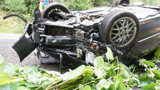 Neuenbuerg: Pkw kommt auf der Landesstrasse von der Fahrbahn ueberschlaegt sich und landet auf dem Dach - Feuerwehr im Einsatz
