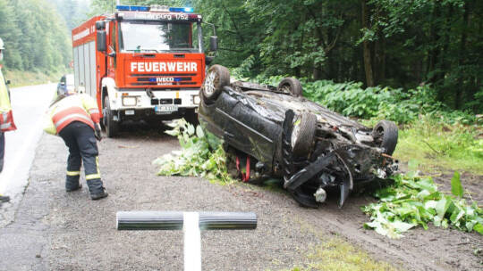 Neuenbuerg: Pkw kommt auf der Landesstrasse von der Fahrbahn ueberschlaegt sich und landet auf dem Dach - Feuerwehr im Einsatz