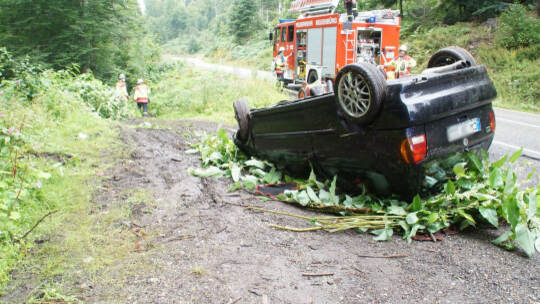 Neuenbuerg: Pkw kommt auf der Landesstrasse von der Fahrbahn ueberschlaegt sich und landet auf dem Dach - Feuerwehr im Einsatz