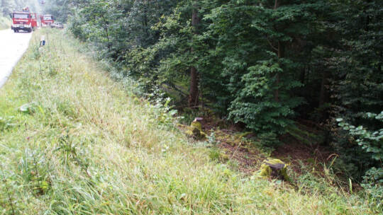 Neuenbuerg: Pkw kommt auf der Landesstrasse von der Fahrbahn ueberschlaegt sich und landet auf dem Dach - Feuerwehr im Einsatz