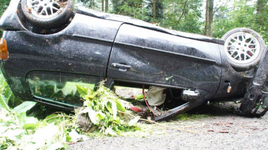 Neuenbuerg: Pkw kommt auf der Landesstrasse von der Fahrbahn ueberschlaegt sich und landet auf dem Dach - Feuerwehr im Einsatz