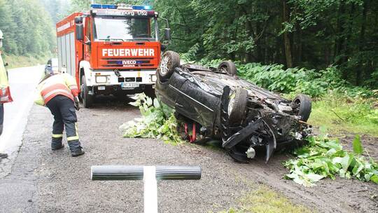 Neuenbuerg: Pkw kommt auf der Landesstrasse von der Fahrbahn ueberschlaegt sich und landet auf dem Dach - Feuerwehr im Einsatz