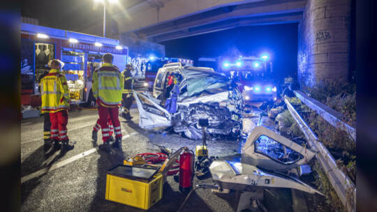 Schwerer VU BAB A8 PF-Ost Falschfahrer