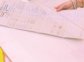 Verhaltene Reaktionen der Parteien nach ersten Hochrechnungen