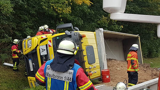 Maulbronn: Vu Lkw B35 Maulbronn- Lkw umgekippt Feuerwehr im Eonsatz