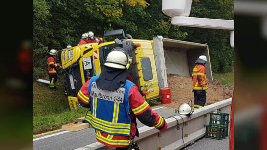 Maulbronn: Vu Lkw B35 Maulbronn- Lkw umgekippt Feuerwehr im Eonsatz