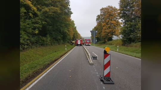 Maulbronn: Vu Lkw B35 Maulbronn- Lkw umgekippt Feuerwehr im Eonsatz
