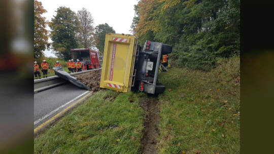 Maulbronn: Vu Lkw B35 Maulbronn- Lkw umgekippt Feuerwehr im Eonsatz