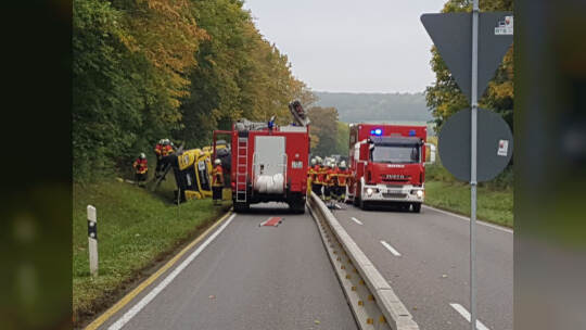 Maulbronn: Vu Lkw B35 Maulbronn- Lkw umgekippt Feuerwehr im Eonsatz