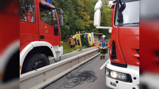 Maulbronn: Vu Lkw B35 Maulbronn- Lkw umgekippt Feuerwehr im Eonsatz