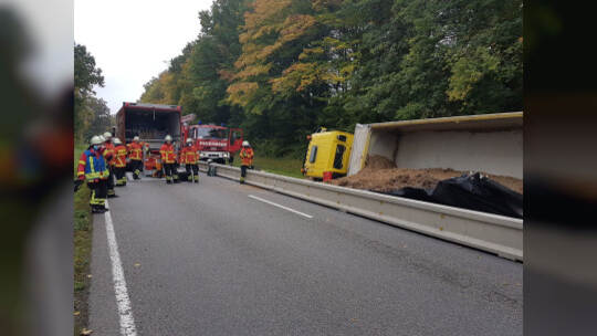 Maulbronn: Vu Lkw B35 Maulbronn- Lkw umgekippt Feuerwehr im Eonsatz