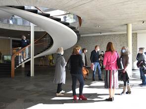 Führung Foto 1 Für die Kunsthistorikerin Chris Gerbing ist die geschwungene Treppe im Reuchlinhaus ein Klangkunstwerk