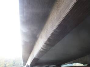 Pforzheim: Im Bereich Obdachlosenheim kam es unter einer Bruecke zu einem Brand - Feuerwehr im Einsatz