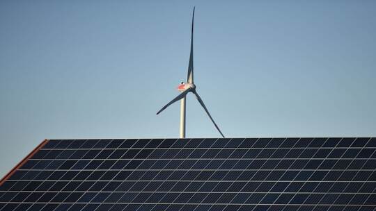 Windrad hinter Solarpanel