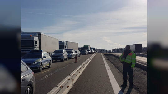 Pforzheim : schwerer Vu mit zwei Fahrzeugen fordert Verletzte