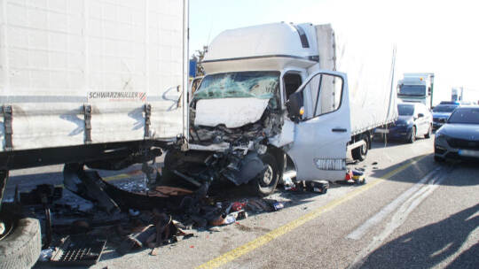 Pforzheim: Auffahrunfall zwischen einem Kleinlkw und Lkw - ein schwer und ein Leicht Verletzter