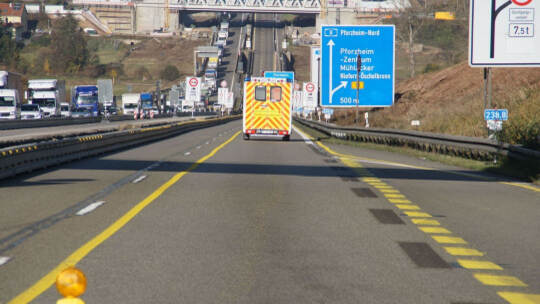 Pforzheim: Auffahrunfall zwischen einem Kleinlkw und Lkw - ein schwer und ein Leicht Verletzter