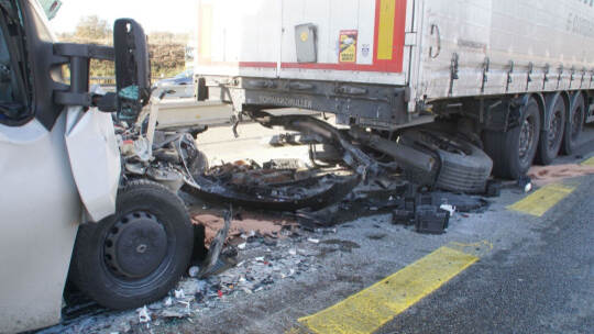 Pforzheim: Auffahrunfall zwischen einem Kleinlkw und Lkw - ein schwer und ein Leicht Verletzter