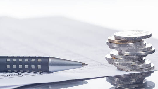Finanzen, Euro, Münzstapel auf Tabellen mit Stift und Taschenrechner, Panorama, Hintergrund