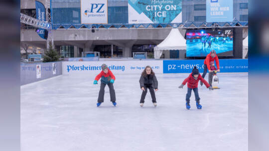 Kinder lernen auf der PZ-Eisbahn Eislaufen