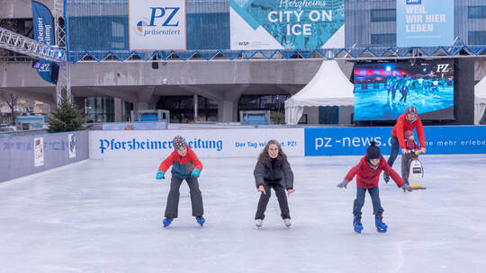 Kinder lernen auf der PZ-Eisbahn Eislaufen