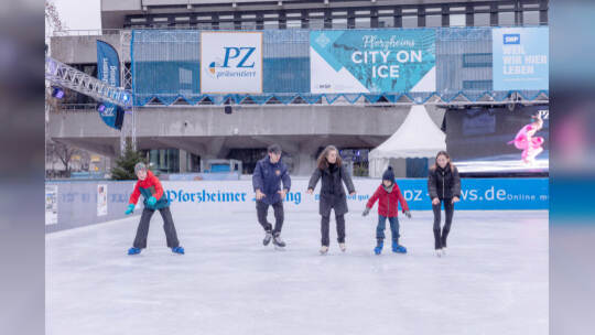 Kinder lernen auf der PZ-Eisbahn Eislaufen