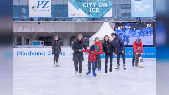 Kinder lernen auf der PZ-Eisbahn Eislaufen
