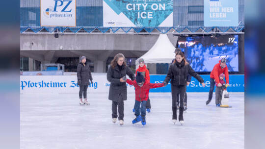 Kinder lernen auf der PZ-Eisbahn Eislaufen
