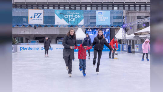 Kinder lernen auf der PZ-Eisbahn Eislaufen