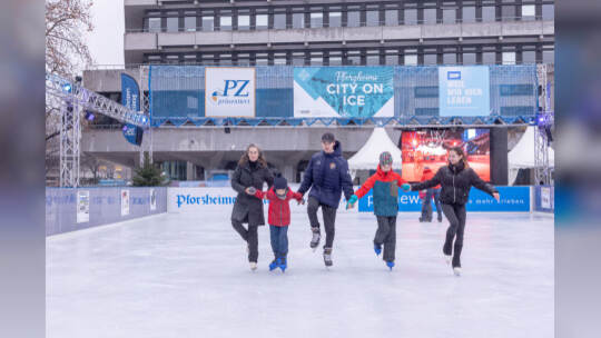 Kinder lernen auf der PZ-Eisbahn Eislaufen