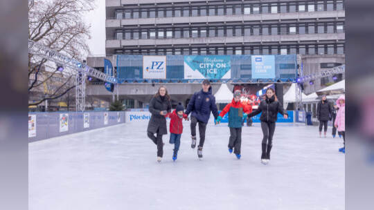 Kinder lernen auf der PZ-Eisbahn Eislaufen